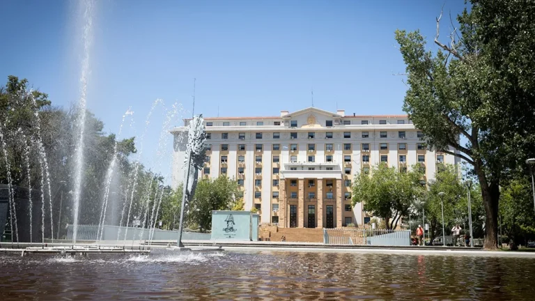 Ingresos sin concurso: el plan de Cornejo con casi 8.000 estatales tras el fallo de la Corte