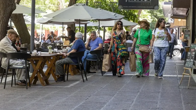 Ulpiano Suarez decidió unificar los colores de toldos y sombrillas de bares y restaurantes en Ciudad
