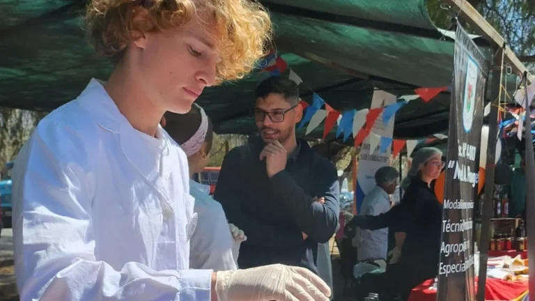 Dos estudiantes de la escuela Pouget ganaron tres medallas de oro por sus licores