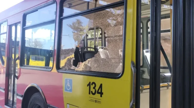 Choferes del grupo 400 sufrieron ataques a piedrazos y evalúan rutas alternativas para evitar conflictos