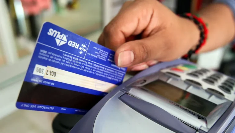 Los comercios ya están obligados a acercar el posnet a los clientes para que no pierdan de vista las tarjetas