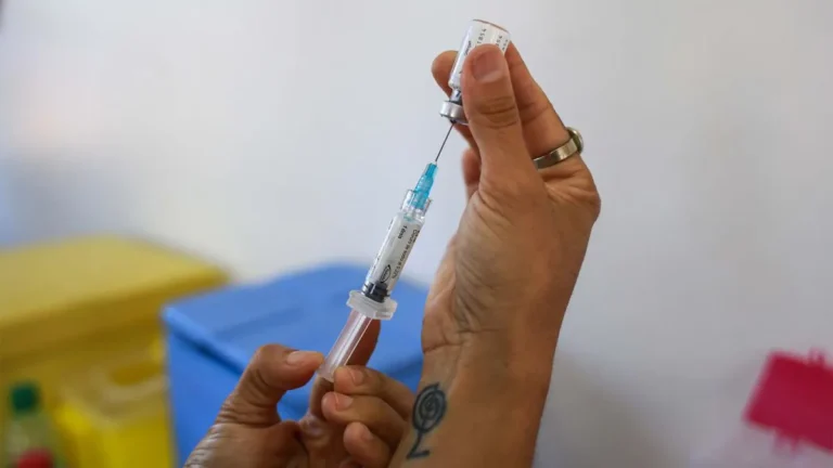 La vacuna contra el dengue se fue a $180.000 y esperan un pico de demanda con la llegada del calor