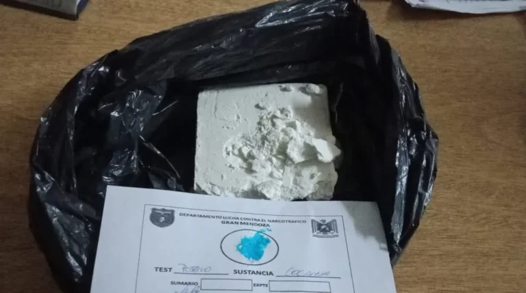 Llevaban más de medio kilo de cocaína en un auto y los detuvieron en Godoy Cruz
