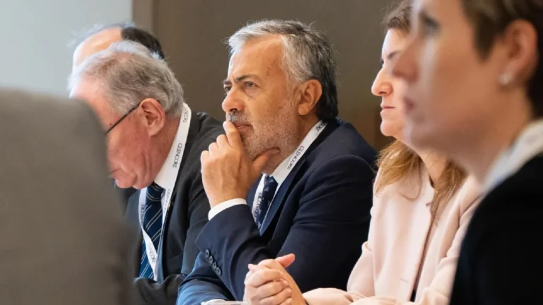 Cornejo cruzó a Milei por asociar a Alfonsín con los golpes de Estado