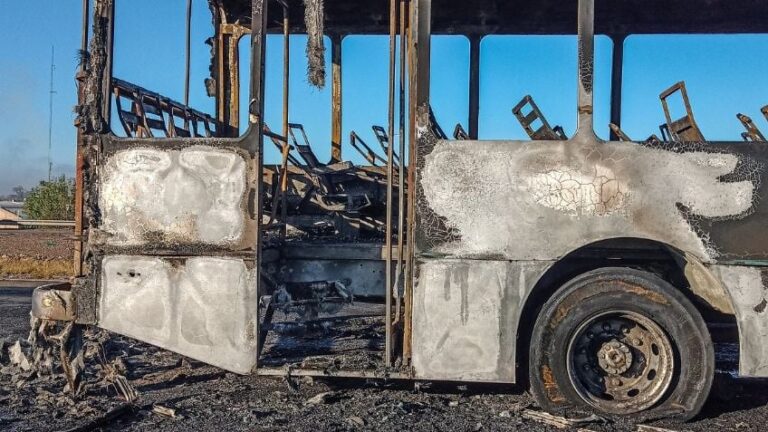 Un colectivo que trasladaba a unos 25 pasajeros se incendió y tuvo destrucción total en Maipú