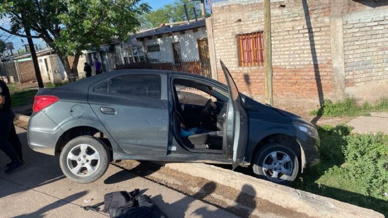 Las Heras: tiene 15 años, se robó un Uber, escapó manejando y lo detuvieron tras caer a una acequia