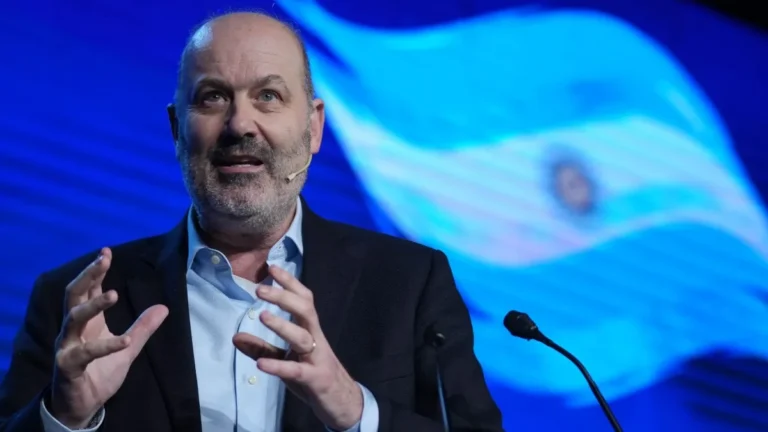 Sturzenegger consideró que una decisión de Cornejo “revolucionará el mercado de medicamentos en Argentina”