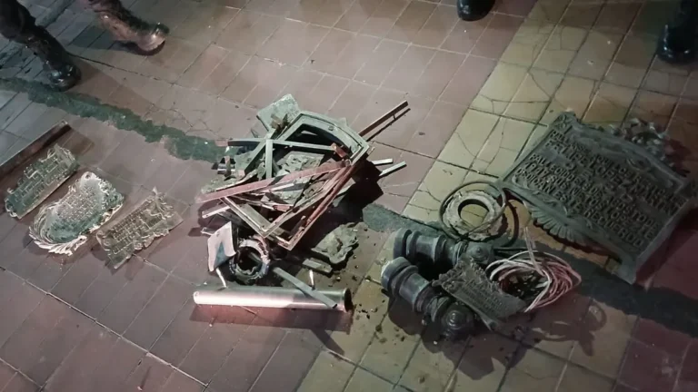 Capturaron a dos hombres luego del intento de robo placas de bronce del Cementerio de Capital