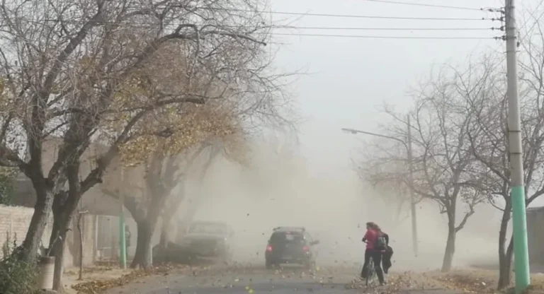 Sigue el viento Zonda en Mendoza: suspendieron las clases en los turnos vespertino y nocturno