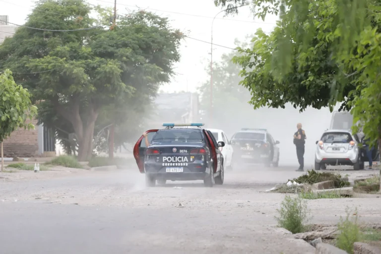 Allanamientos masivos en el barrio Santa Teresita en búsqueda de armas, drogas y acusados de asesinato