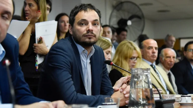 Diputado libertario mendocino presentó un proyecto para prohibir el cambio de género hasta los 18 años