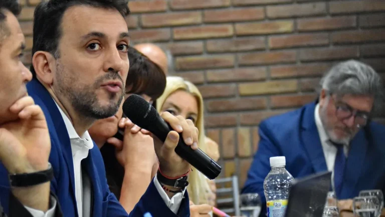 Tadeo García Zalazar explicó el plan para pagarle más a docentes con arraigo en una escuela