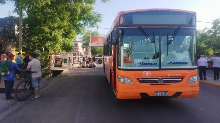 Tragedia en Guaymallén: una mujer murió al caer de un colectivo en plena marcha
