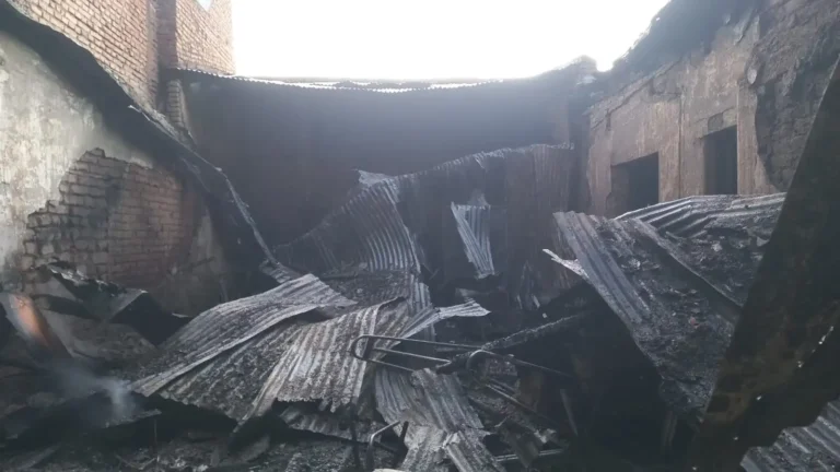 Se incendió un local comercial en Ciudad: hay un bombero herido