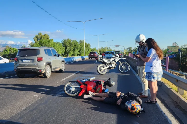 Cámara testigo: intentó cruzarse de carril, no vio que venía una moto y chocó
