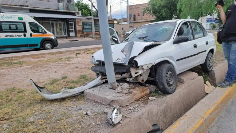 Una mujer perdió el control de su auto en la Costanera, se estrelló contra un poste y fue traslada al hospital