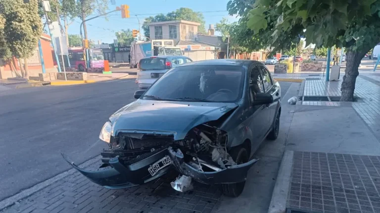 Un conductor alcoholizado chocó en Maipú y empujó su auto para llevárselo