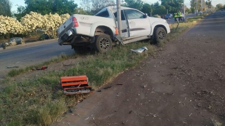 Una camioneta remolcaba a un auto en Las Heras, chocó contra un poste y hay tres heridos: uno está grave