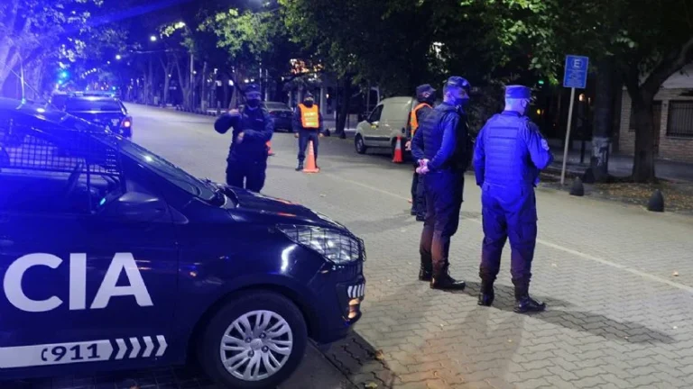 Una conductora ebria chocó a un móvil policial en plena Arístides Villanueva: dos efectivos heridos