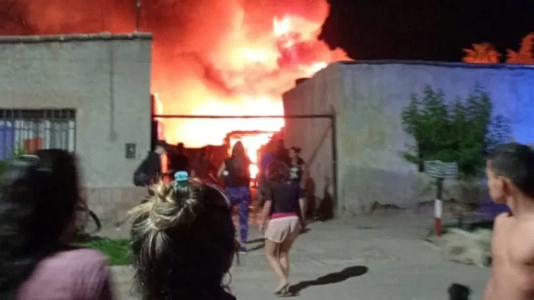Un incendio provocó pérdidas totales en 4 viviendas precarias de Maipú