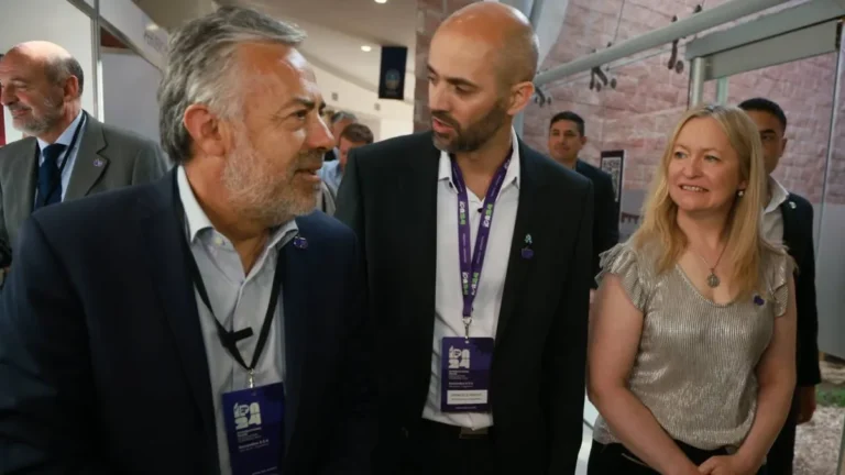 Alfredo Cornejo pidió acuerdos de libre comercio para potenciar el mercado de la ciruela en el exterior