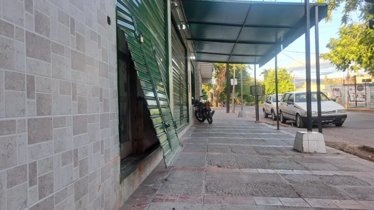 Delincuentes arrancaron la persiana de una panadería en Las Heras y entraron a robar