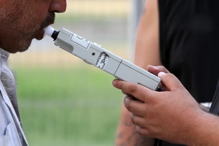 Un conductor borracho se quedó dormido y volcó en Maipú