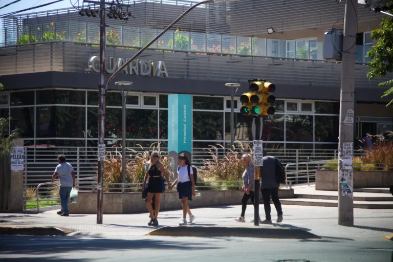 Brutal agresión: un joven lucha por su vida tras sufrir tres puñaladas