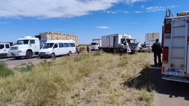 Triple choque entre dos camiones y una camioneta sobre el Acceso Sur en Luján