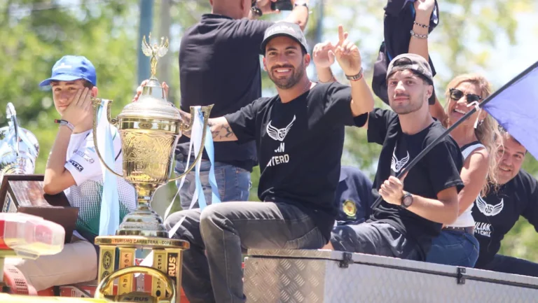 Julián Santero llegó a Mendoza y fue recibido con cariño y paseado en autobomba en Godoy Cruz