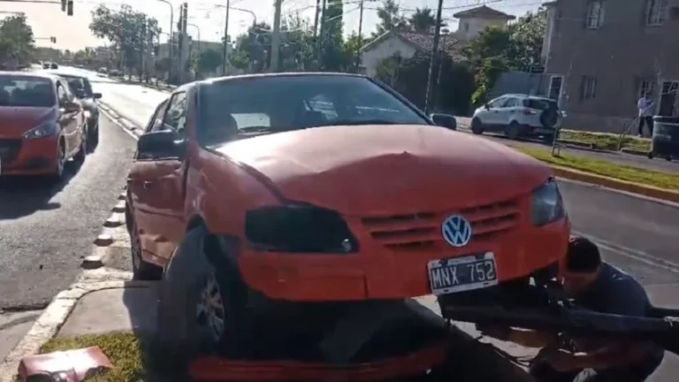 Insólito siniestro en Guaymallén: una mujer se quedó dormida al volante y chocó con una parada de colectivos