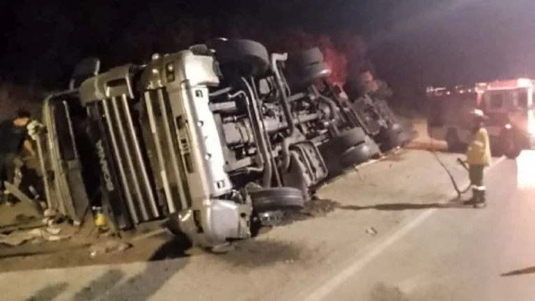 Otro camión siniestrado en las rutas mendocinas: viajaba de noche, mordió la banquina y volcó en Lavalle