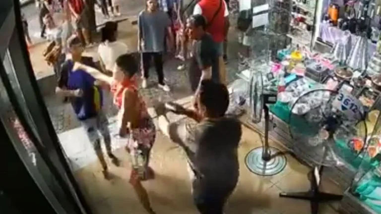 Alcohol, armas blancas y batallas campales dentro y fuera de un bazar en el centro de Mendoza