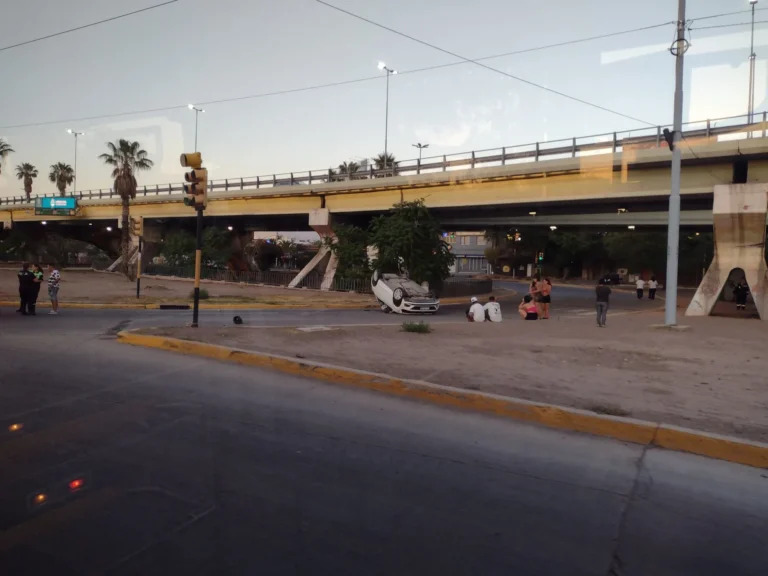 Un conductor borracho volcó en el Nudo Vial