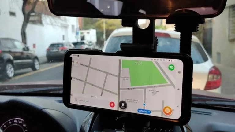 Atención conductores: ya se puede manejar y usar el manos libres para hablar por celular