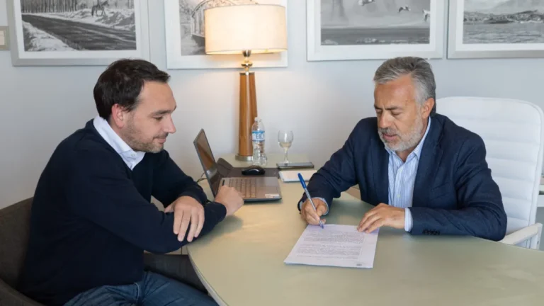 Alfredo Cornejo compró medicamentos indios por 150.000 dólares, al 50% de su costo en el país