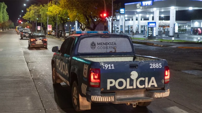 Dos persecuciones por calles de Las Heras con un choque, cuatro detenidos y drogas