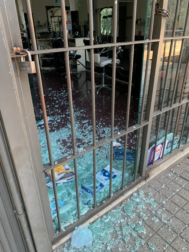 Fotos: así rompieron una vidriera para robar en una peluquería en pleno centro