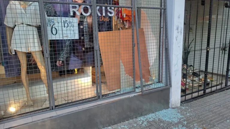 Capturaron a tres delincuentes con bolsones de ropa robada de un local de Capital