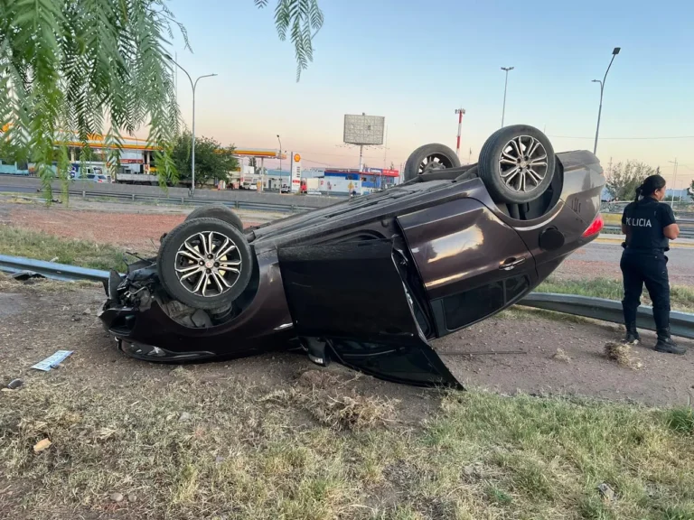 Volcaron un auto robado en la Costanera y se dieron a la fuga