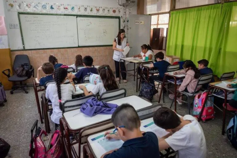 Ayuda escolar e indumentaria: este viernes depositaron la primera cuota para docentes y celadores
