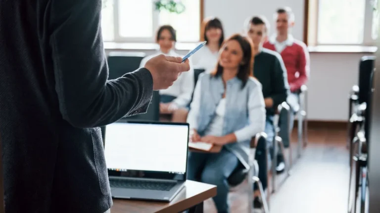 Cómo serán los nuevos concursos docentes digitales que implementará la DGE en 2025