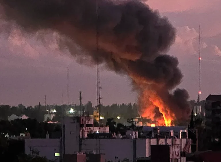 Impresionante incendio en una fábrica de colchones en Godoy Cruz