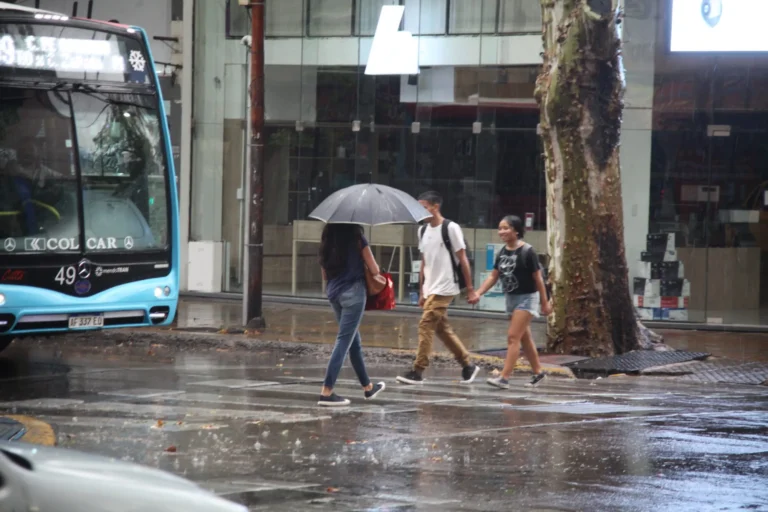 El SMN emitió doble alerta en Mendoza por Zonda y tormentas, con posibilidad de granizo