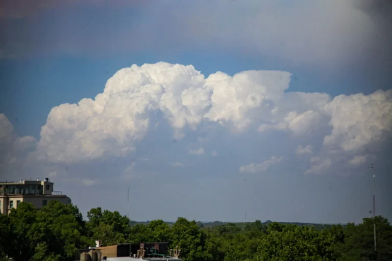 El tiempo en Mendoza para este miércoles: no aflojan el calor ni el alerta por tormentas