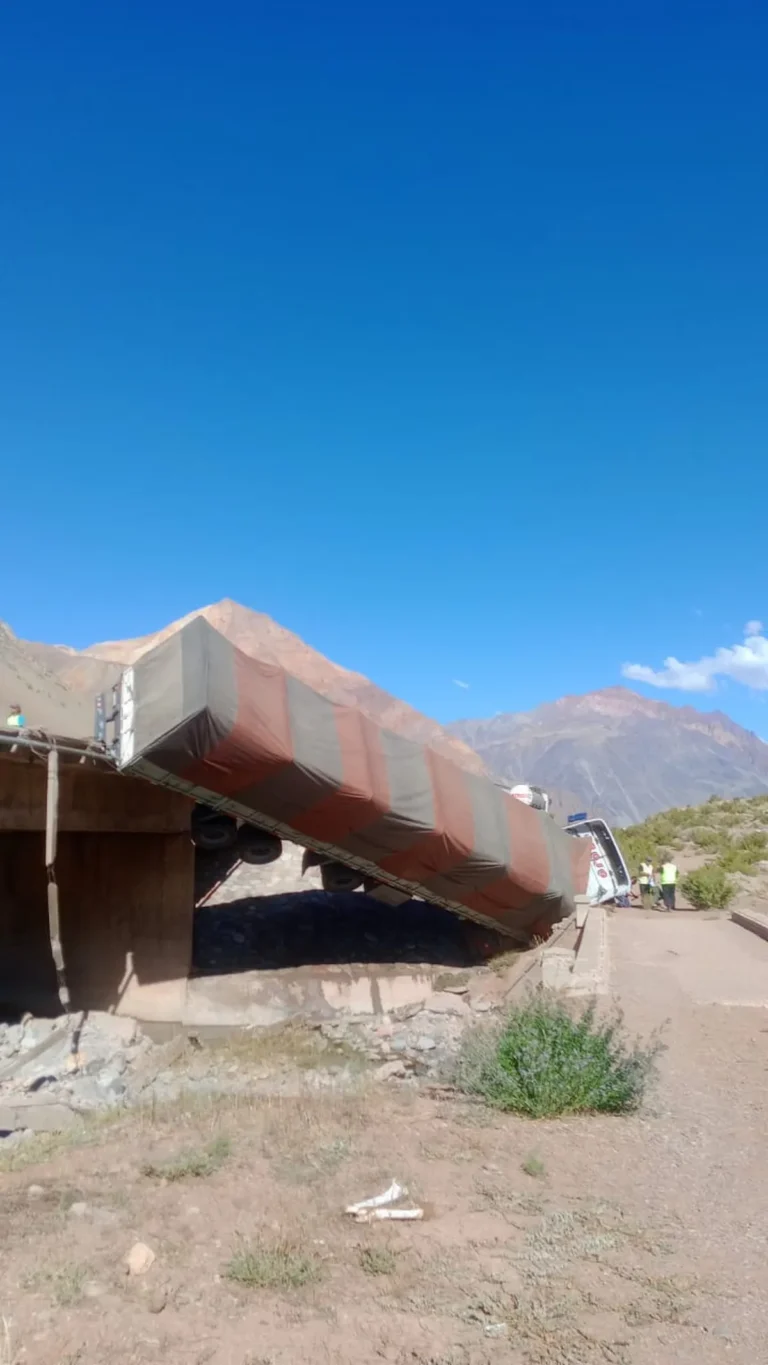 Un camión desbarrancó en la Ruta 7 y quedó colgando de un puente