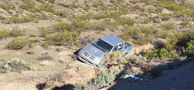 Una pareja mendocina que volvía de Chile volcó en San Juan