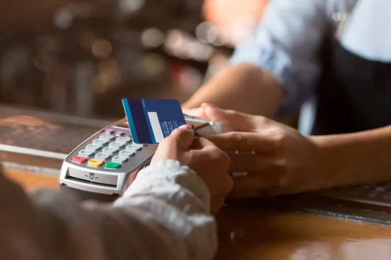 Pagos con tarjeta de débito en dólares: cómo funcionará el nuevo sistema en cualquier comercio