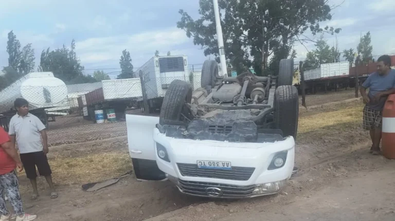 Otro conductor ebrio perdió el dominio de su camioneta y volcó en el Acceso Este