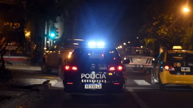 Destrozó una vidriera en la Quinta Sección, robó y lo detuvieron minutos después